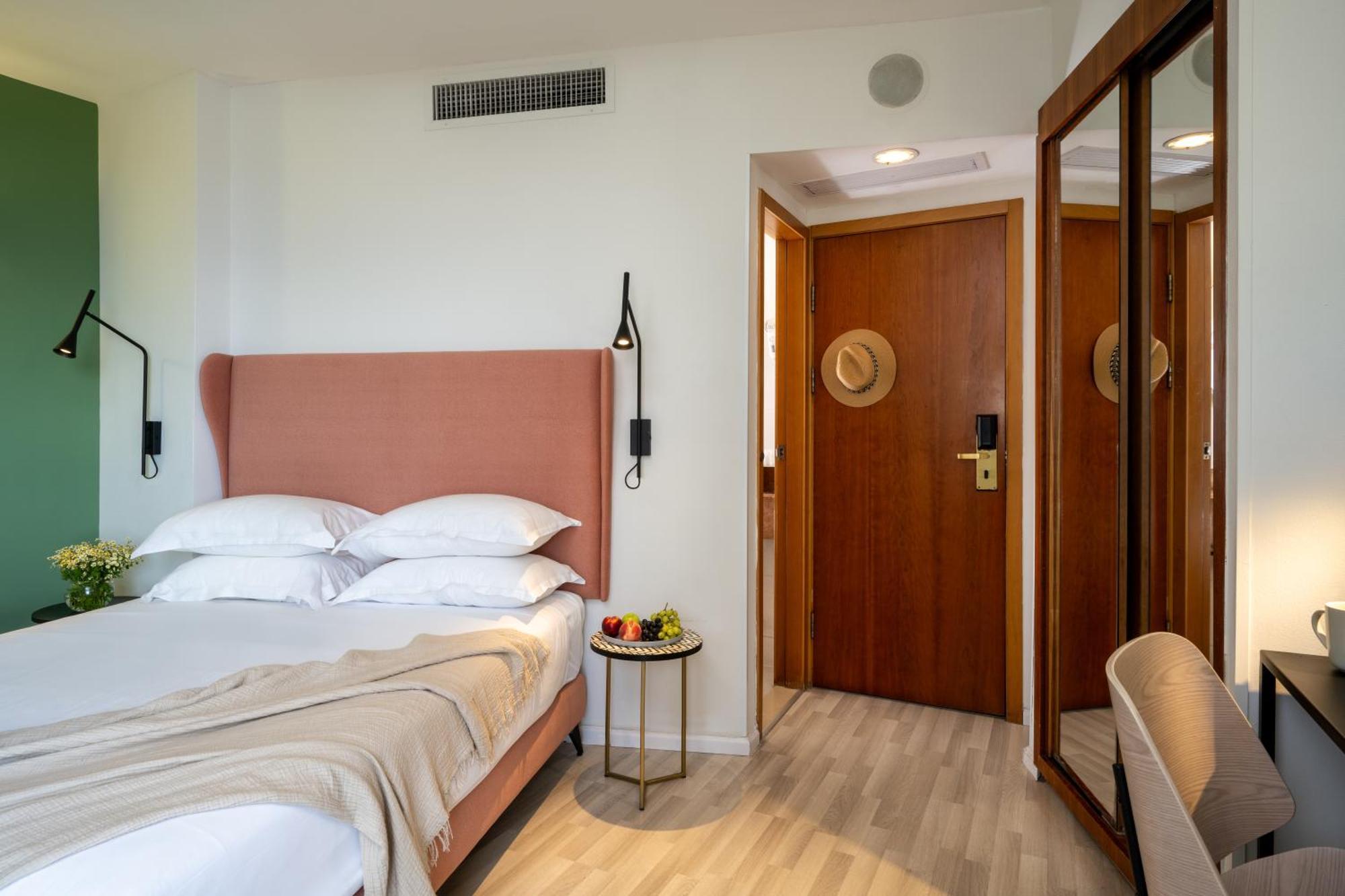 Отель Maxim Design 3 Star Superior 3*